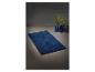 Tapis de bain bleu foncé et serviette assortie.