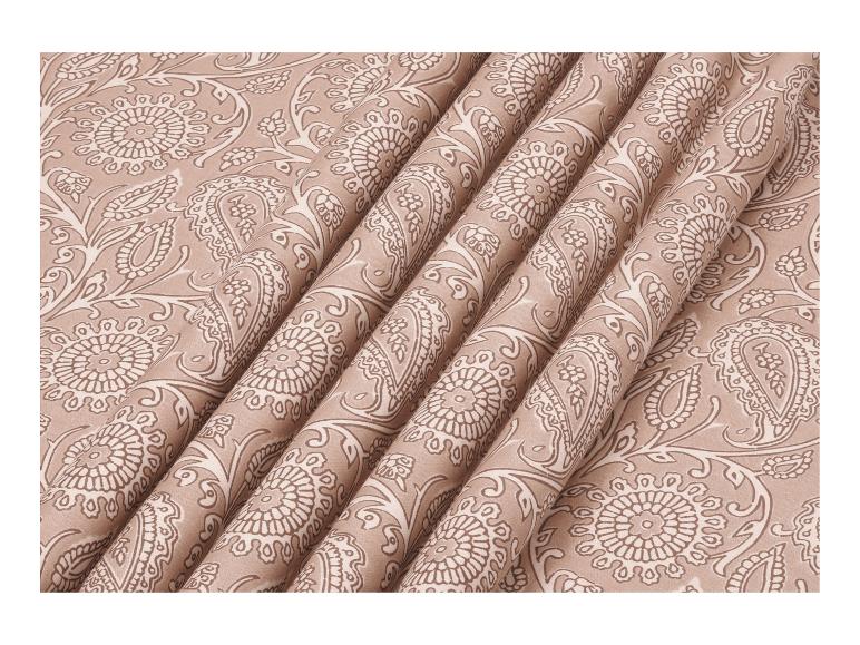 Tissu en coton avec motif cachemire dans les tons beige et marron, avec des plis.