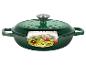 Cocotte en fonte verte avec couvercle, montrant des nouilles de courgettes et des tomates à l'intérieur.