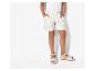 Shorts fleuris et sandales pour enfant.