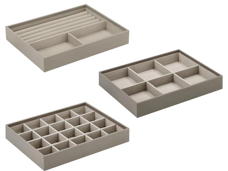 Ensemble de trois organisateurs de bijoux gris avec divers compartiments pour bagues et accessoires.