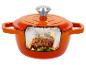 Cocotte orange avec coupe transversale de carré d'agneau et légumes