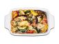 Aubergine, courgette et poivrons grillés avec du fromage dans un plat à gratin.