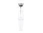 Carafe en verre avec bec verseur en acier inoxydable.
