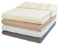 Une pile de draps de lit en différentes couleurs