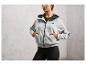 Un sweat à capuche gris et un legging noir de la marque Under Armour.