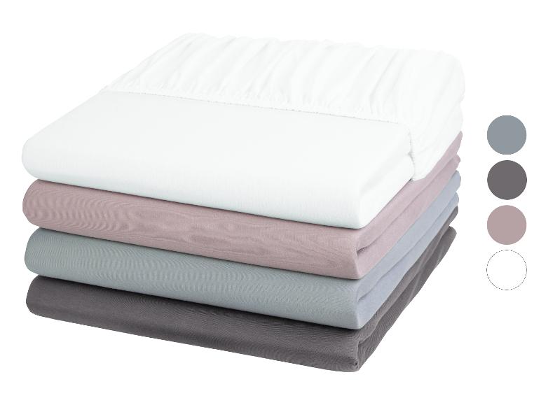 Lot de draps-housses unis dans des tons neutres.