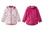 Deux vestes imperméables pour enfants, l'une à fleurs, l'autre rose unie.