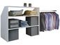 Armoire blanche avec un porte-manteaux, remplie de chemises rayées et à carreaux et de boîtes de rangement.