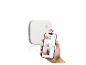 Détecteur de fumée intelligent blanc connecté à une application smartphone affichant les appareils domestiques.