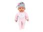 Poupée bébé en grenouillère rose avec des moutons et bonnet gris à pois.