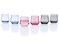 Six verres de différentes couleurs, dont rose, gris et bleu.