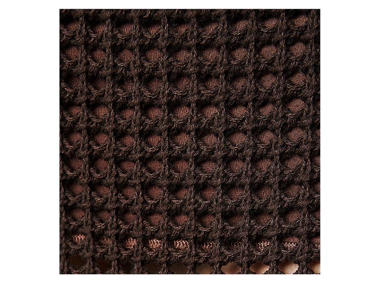 Détail d'un tissu brun à motif résille.