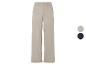Pantalon beige avec deux poches latérales.