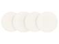 Quatre assiettes blanches rondes légèrement superposées sur un fond blanc.