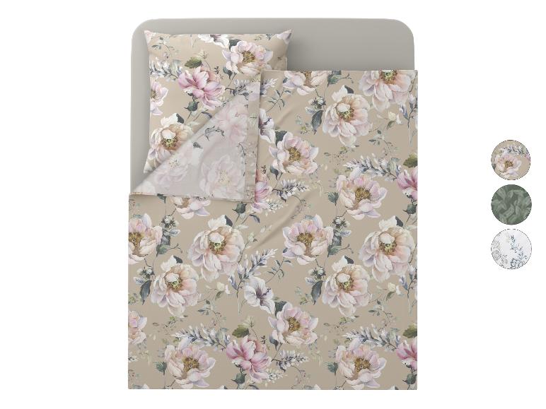 Parure de lit à motif floral dans des tons beige, rose et vert.
