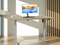 Un bureau en bois avec une hauteur réglable et un moniteur avec un bras.