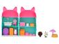 Un jouet pour enfants avec un ensemble de jeu de chats, y compris une maison, des meubles et des figurines.