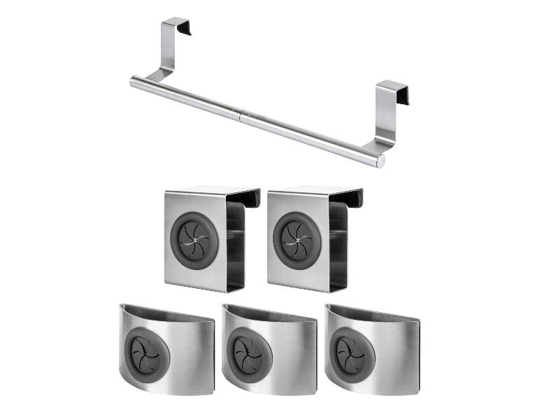 Accessoires de cuisine en acier inoxydable : un porte-serviettes de porte et cinq porte-torchons.