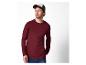 Homme en t-shirt bordeaux à manches longues et casquette