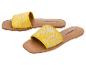 Sandales jaunes à motif géométrique blanc et semelle marron clair.