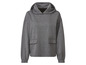 Un sweat-shirt gris à capuche avec des poches.