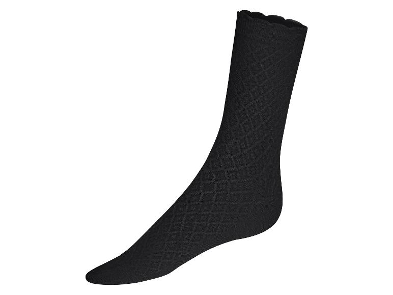 Une chaussette noire à motifs losanges.