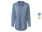 Une chemise en jean à manches longues.