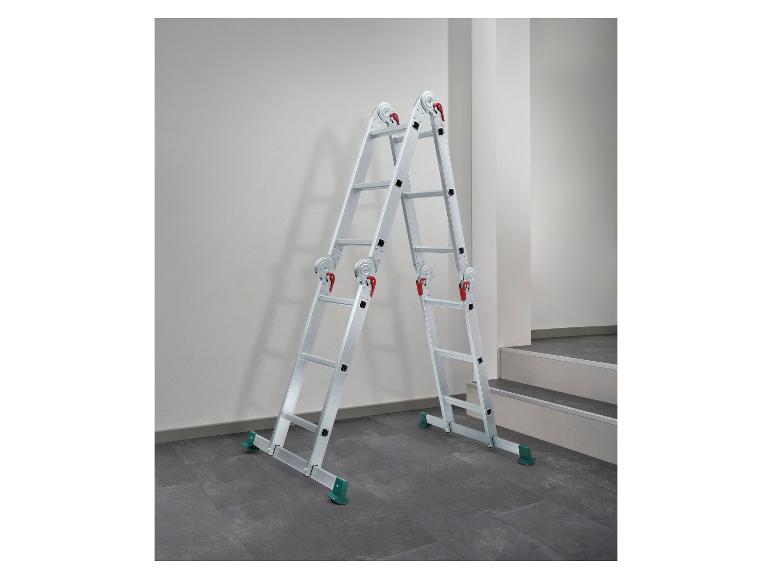 Échelle pliante en A avec pieds antidérapants sur un sol sombre.
