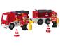 Un camion de pompiers rouge avec une remorque, deux figurines de pompiers et des cônes.