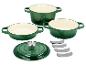 Casseroles en fonte vertes et un couvercle avec quatre protections grises.
