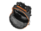 Sac à dos noir avec des détails orange ouvert, montrant son intérieur vide.