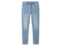 Un jean bleu clair pour femme.