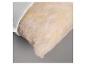 Un oreiller beige avec une housse blanche.