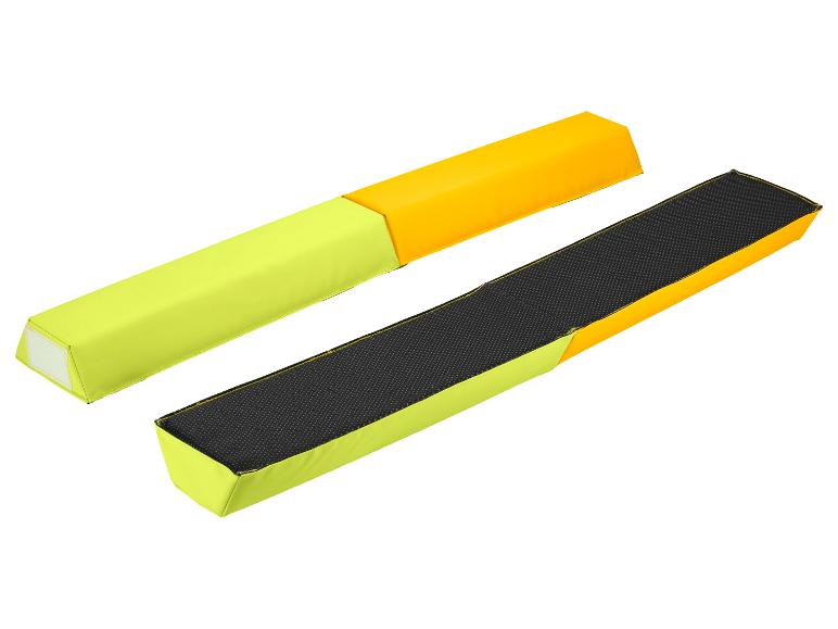 Deux poutres d'équilibre de gymnastique pliables jaunes et vert lime avec surface antidérapante noire