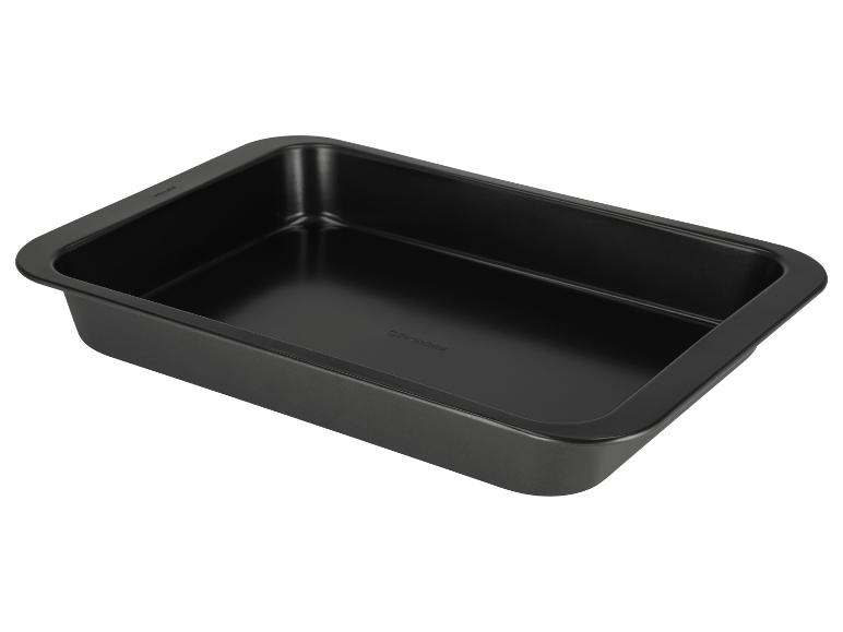 Plat de cuisson rectangulaire noir en métal, vide, sur fond blanc.