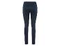 Un pantalon de survêtement noir pour femme.