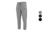 Pantalon de jogging gris pour homme avec cordons noirs et logo, disponible en trois couleurs.