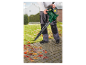 Un homme utilise un souffleur à feuilles Parkside pour nettoyer des feuilles d'automne.