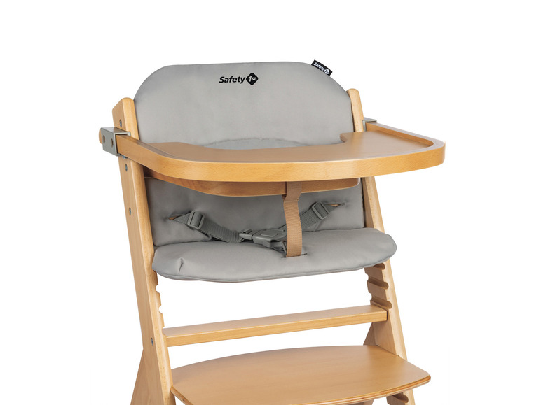 Une chaise haute en bois avec un siège gris de Safety 1st.