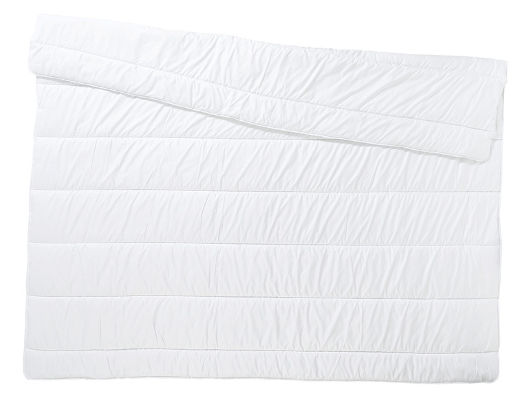 Une couette blanche avec un design uni.