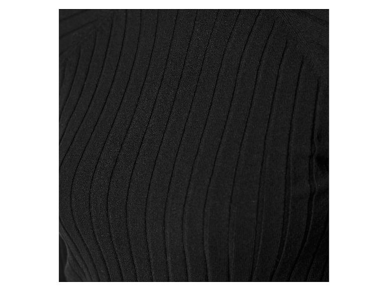 Gros plan sur un pull noir en tricot.