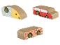Trois jouets pour chats en forme de poisson, de voiture et de mur avec des boules d'herbe à chat.