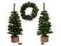 Deux sapins de Noël artificiels pré-éclairés dans des jardinières carrées et une couronne assortie pré-éclairée.