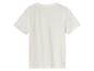 Un t-shirt blanc à manches courtes.