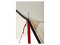 Détail d'une tente avec un poteau rouge et une toile beige.
