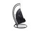 Fauteuil suspendu en osier noir avec support métallique sur fond blanc.