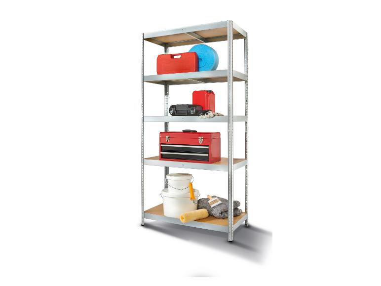 Étagère métallique avec outils et seaux de peinture.