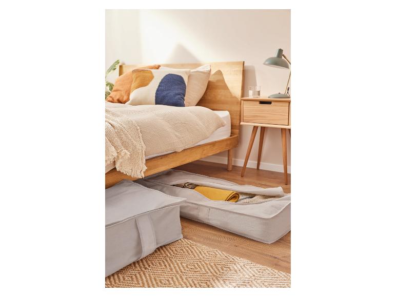 Rangements textiles sous un lit, style bohème.