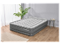 Matelas pneumatique gris dans une chambre moderne.